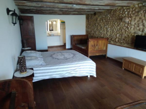 Chambre à la ferme au milieu des lavandes